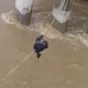 ЭЛДИК ВИДЕО: Окурман Нарын дарыясынан өспүрүмдүн аркан менен өтүп жатканын видеого тартып жөнөттү