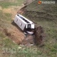 Кызарт ашуусунда 17 жүргүнчү менен бара жаткан кичи автобус оодарылып, сууга түшүп кетти