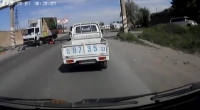 Унаа сүзүп кеткен 2 баланын апасы жардамга муктаж. Ал эки баласын "Дордой" базарында даараткана жууп багып келген