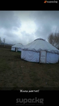 Токтогулдагы Өзгөрүш айылынын окуучулары боз үйдө окуп жатышат. Депутат жаңы мектеп курууну тездетүүнү талап кылды