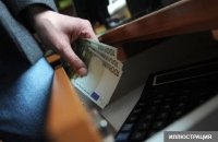 Бишкекте жогорку окуу жайлардын биринин мугалими студенттен миң доллар пара алып жаткан жеринен кармалды