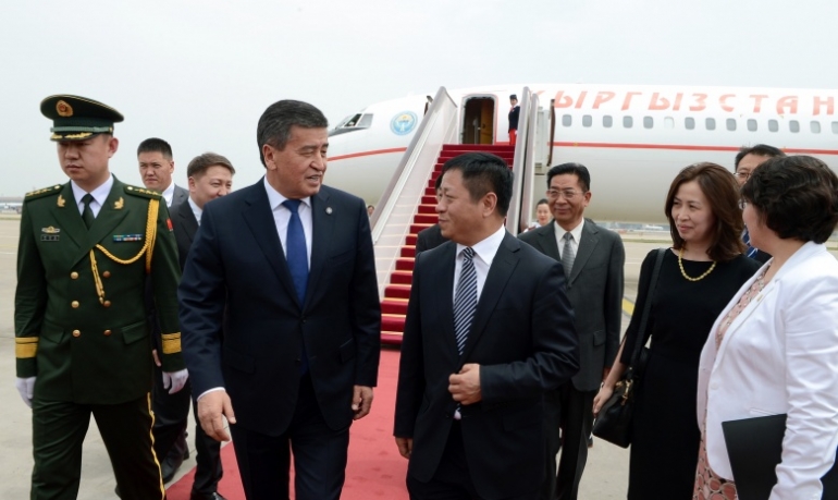 Сооронбай Жээнбековду аэропорттон Кытайдын тышкы иштер министринин орун басары Чжан Ханхуэй тосуп алды
