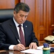 Президент үч жана андан ашык баланы багып жаткан жарандар үчүн социалдык төлөмдөрдүн көлөмүн 25 пайызга кемитти