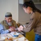 Beeline "Эсибизде!" аттуу кайрымдуулук акциясынын алкагында топтолгон каражатты Улуу Ата Мекендик согуштун ардагерлерине өткөрүп берди