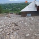 Лейлекте сел үйлөрдү каптап, унаа жолдор жабылып калды (сүрөт)