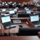 Жогорку Кеңеште танапистен кийин 20 депутаттын катышуусунда жыйын өтүп жатат
