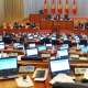 Жогорку Кеңеште жергиликтүү өз алдынча башкаруу органдарына айрым ыйгарым укуктарды берүү тууралуу мыйзамдын аткарылышы боюнча парламенттик угуу өтөт