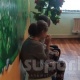 Акыйкатчы институту: "Өгөй атасынан кордук көргөн эгиз кыздарды апасы "үйдүн чатырынан кулап кеттик дегиле" деп көндүргөн"