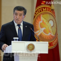 Жээнбеков мыкты бүтүрүүчүлөргө "Алтын сертификаттарды" тапшырып жатып, "балдарым", "сиздер" деп кайрылды