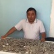 Көзү азиз акын Темирлан Ормуков экс-президент менен депутатка 50 миң сомду тыйындар менен төлөп берүүнү чечти