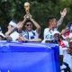 Футбол боюнча Франция курама командасын Париж шаарында 100 миңге жакын күйөрман тосуп алды