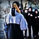 Балыкчы шаарында көл жээгиндеги мушташтан улам 20 жаштагы бала бычактан жарадар болду
