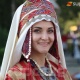 Сулуулугуна суктанып бүтпөйм. Борбордук аянтта элечек оронгон апалар, кыз-келиндер (фоторепортаж)