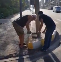 ЭЛДИК ВИДЕО: Бишкекте тургун чоң жолдун четинде тизилип турган брусчаткаларды ташып кетип жатат