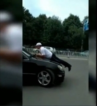 Унаасынын капотунда жол кыймылын көзөмөлдөөчү инспекторду сүйрөп кеткен айдоочуга карата протокол түзүлдү