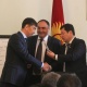 Мэрлерге чапан, калпак кийгизүү жөрөлгөсү токтоду. Белекке калем сап алган Азиз Суракматов