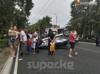 Бишкекте милициянын унаасы жол кырсыгына кабылып, оодарылып кетти