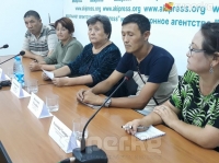 "Ала-Тоо" полигонунда жоокерди сабады делген офицердин апасы: "Уулум жоокерди сабаган эмес, бир жоокердин мончобузду курууга жардам берүүгө келгени чын"