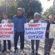 Ак Үйдүн алдында 10го жакын адамдын катышуусунда митинг өтүп жатат. Алар Саламаттыкты сактоо министрлигине карата нааразычылык пикирлерин айтышууда