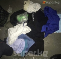 Бишкектеги көчөлөрдүн биринен табылган шектүү баштыктын ичинен кийим-кече жана азык-түлүктөр чыкты