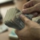 Ысык-Ата районунун аскер комиссарынын орун басары пара алып жаткан жеринен колго түштү