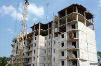 Бишкекте курулуп жаткан көп кабаттуу үйдөн бир адам кулап аман калды
