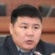 Депутат айрым мектептерде окуучуларга экиге бөлүнүп калган, эскилиги жеткен китеп берилип жатканын айтты