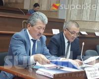 "Иштебей жаткан адам эч нерсе билбейт". Каржы министри жаңы курулуп жаткан мектептердин жалпы санын айта алган жок