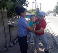 Аламүдүн районунда көчөдө жалгыз жүрүп адашып кеткен 2 жаштагы бала табылып, ата-энесине өткөрүп берилди