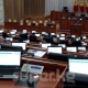 Парламент жыйыны 25ке жакын депутаттын катышуусунда өтүп жатат. Ал эми катталгандардын саны 102 деп турат