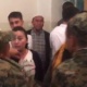 Соттук отурумда Улан Саляновдун жакындары айыпталуучуга жулунуп кирип, конвоирлер менен тирешүү болду