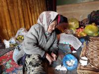 Ош шаарында кайыр сурап отурган 80 жаштагы апа неберелерине деп чакан үй курган