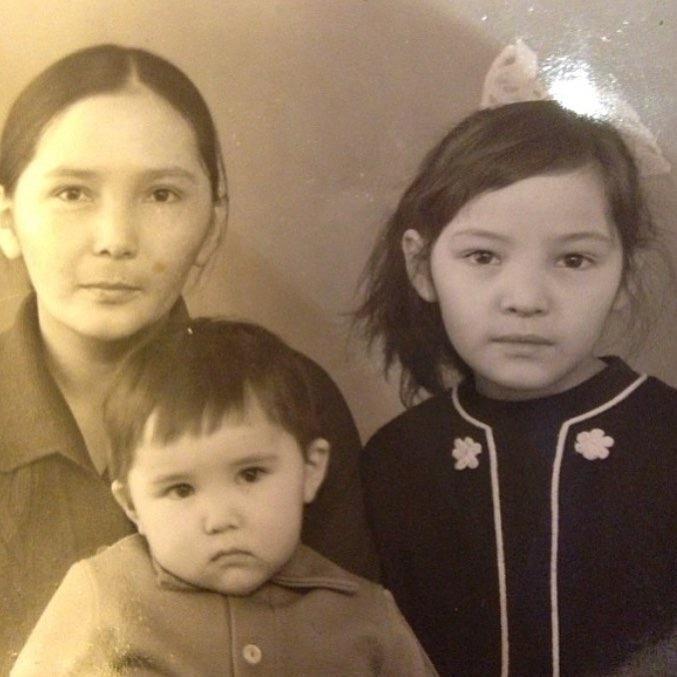 Кичинекей Баян апасы, эжеси менен