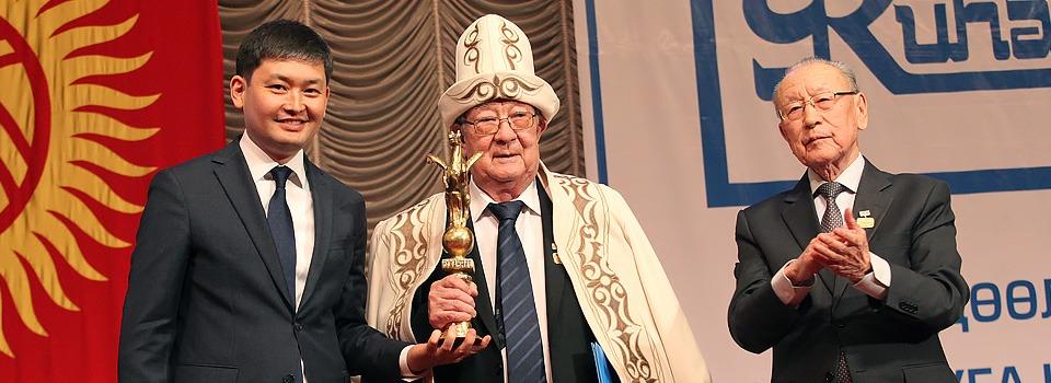  Бексултан Жакиев 2015-жылы эл аралык “Руханият” сыйлыгына татыган.
