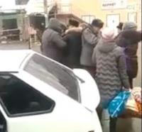 Милиция "көчөдө түкүрдү" делген кишини кармап алып, ортодо чыр чыкты