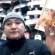 ЭЛДИК ВИДЕО: Орусиядагы Кыргыз жараны өзү отурган жерге эки жолу түкүрүп, колундагы акчасын айып пулга деп көрсөттү