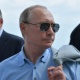 "Эмнеге ыйлап жатасың?" Владимир Путин президенттик кортежди токтотуп, жол четинде ыйлап турган кичинекей кыз менен сүрөткө түштү