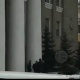 ЭЛДИК КАБАР: "Бишкек шаардык мэриясынын алдында кызматкерлер тамеки чегип, түкүрүнүп турушат. Аларга чара көрүлөбү?" дейт окурман