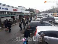 "Ош базарындагы" тротуарда соода кылгандар: "Соода орундарыбызды жаап, бизди кыйнап жатышат"