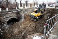 Ош шаарындагы авариялык абалдагы көпүрөнүн ордуна жаңысы курулууда