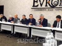 Азимбек Бекназаров: "24-ноябрда өткөн курултайдан кийин өзгөрүү болот деп күткөнбүз, бирок андай болгон жок"