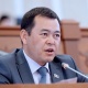 Мирлан Бакиров "жыйынга футболка кийип келдиң" деп сындаган адамдан кечирим сураганга даяр экенин айтты
