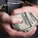 Бишкектин жашоочусунан 2 миң 500 доллар алып жаткан жеринен милиция кызматкерлери кармалды