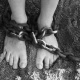 Сокулукта үйдөн кача бергени үчүн эжеси сиңдисин чынжырлап байлап койгон