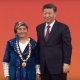 Кытайдын төрагасы Си Цзиньпин этникалык кыргыз аялга сыйлык тапшырды
