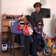 Наристе кучактап жолдо кайыр сурап жүргөн эркек кишинин үй-бүлөсүнө милиция кызматкерлери жардам беришти