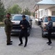 Атамбаевдин мурдагы жан сакчысы Эркин Мамбеталиев милиция кызматкерлерине эки унаа тапшырып жаткан видео тарады