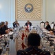 Депутат Саламаттыкты сактоо министрлигине өзгөртүүлөрдү киргизүүдө, жетекчилик чарбалык маселелерди чечүү менен алектенип калгандыгы тоскоол болуп жатканын айтты