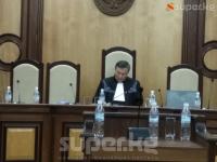 Атамбаевдин экс-президент макамынан ажыратылышы боюнча кайрылууну караган соттук коллегиянын төрагасы Асылбек Жээнбековдун кеңешчиси болгон деген жүйө менен аны алмаштыруу өтүнүчү келтирилди