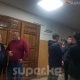 Күч менен сотко алып келинген Сапар Исаков сот залына кирүүдөн баш тартып жатат